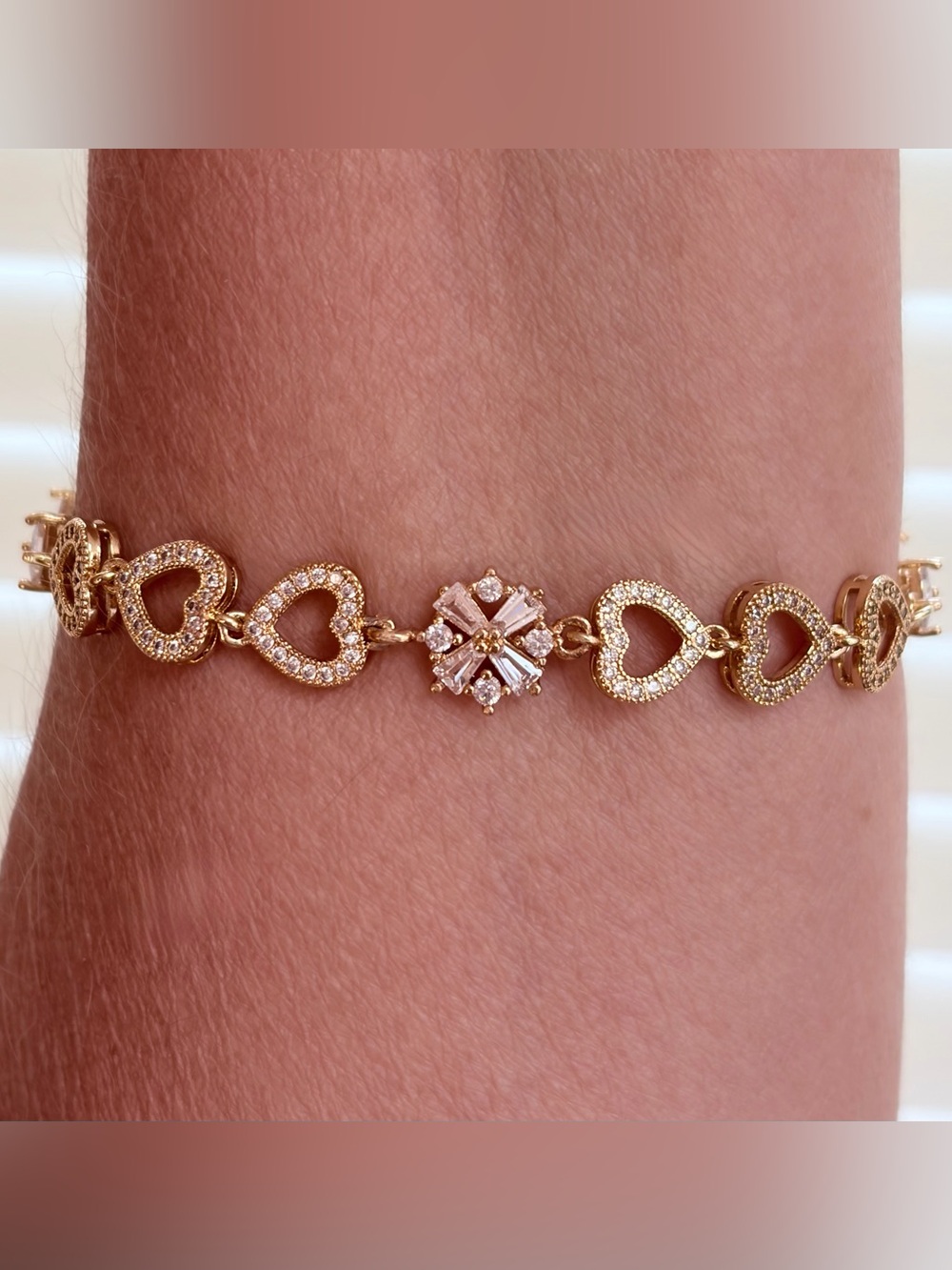 Elegant gold heart chain bracelet.Central floral accent,bezel-set CZ crystals.8”